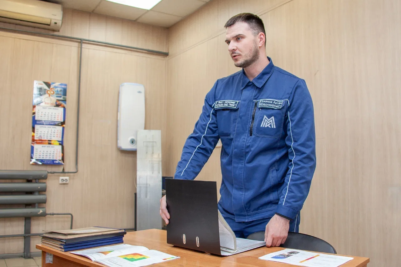 Сменно-встречное собрание: как линейному руководителю превратить «пятиминутку» в инструмент безопасности и эффективности
